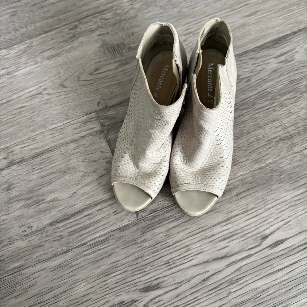 Mercanti Fiorentini Cream Peep-Toe Ankle Boots
